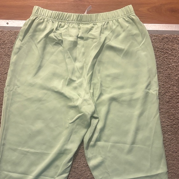 Fabletics NWT Ecosatin Crop Pants Woman’s Lg Capri Length Neon Green Brand New!! - Picture 12 of 13